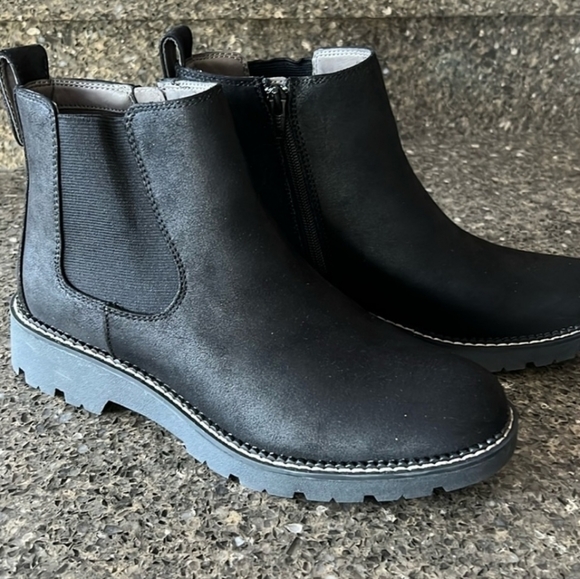 Sofft Shoes - Nwot size 10 Soft suede leather Chelsea boots in black 🖤🐈⬛
